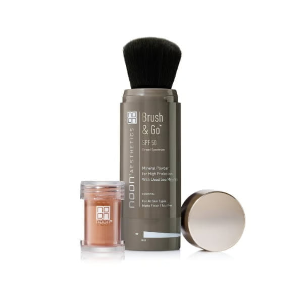 NOON Brush&Go™ SPF50 – All Skin Types (tamsesnis atspalvis) Mineralinė pudra SPF50, 5 g (su šepetėliu)
